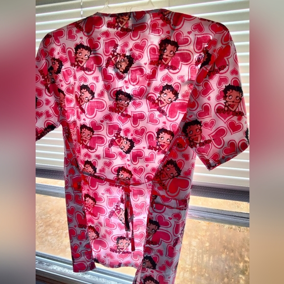 Betty Boop scrub shirt size L NWOT - Picture 2 of 4